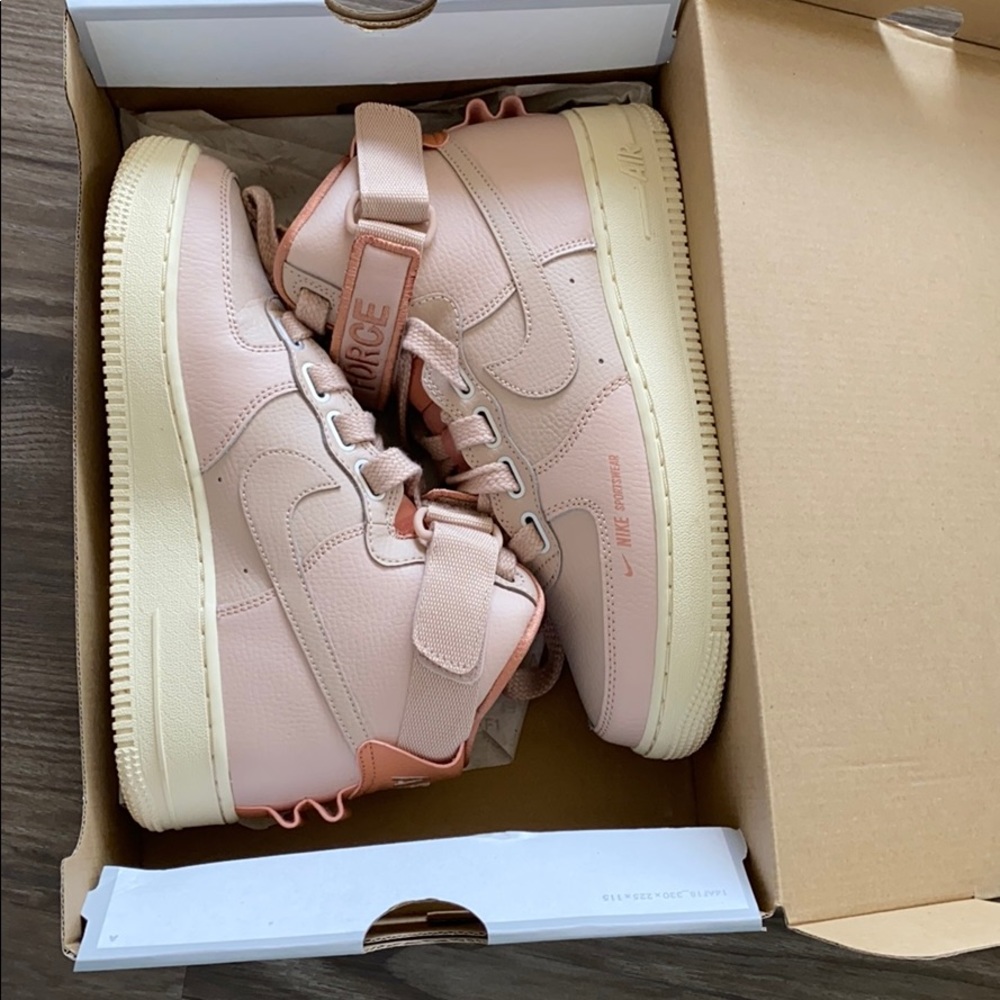 Nike Airforce 1 pink.
